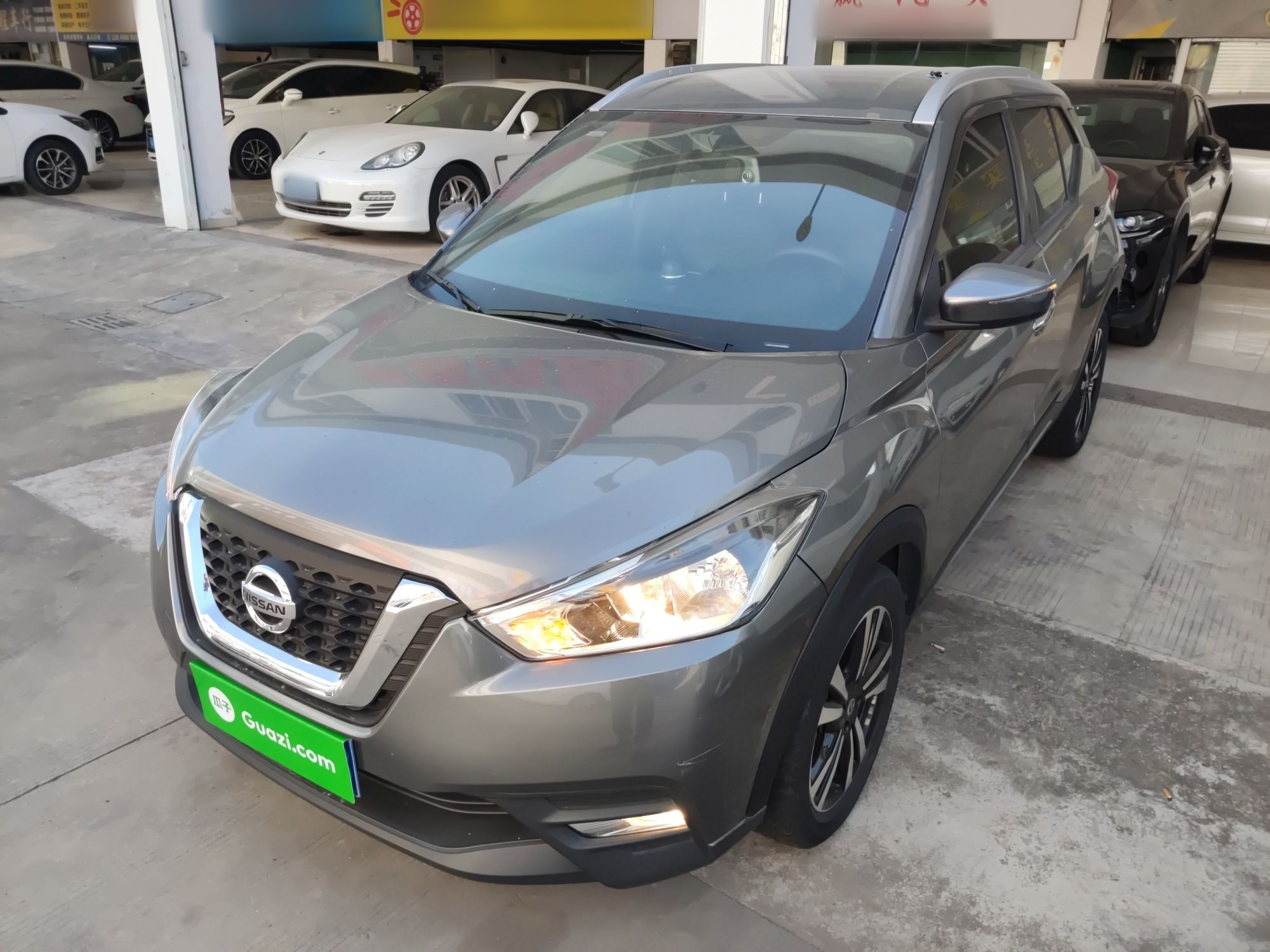 تحت مقدمة السيارة