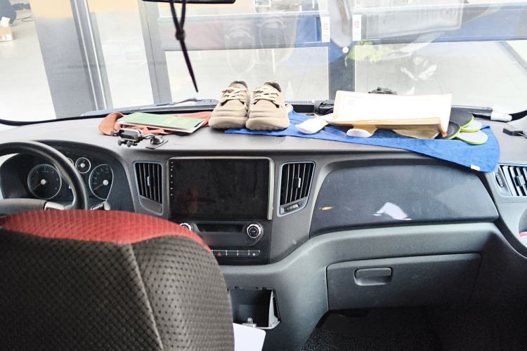 Used Foton Toano 2023 Joy Elephant Multi-Function 2.0T Manual Long-Wheelbase Mid-Roof Model with Single Rear Tire Available in 5/6/7/9-Seater Configurations Center Console