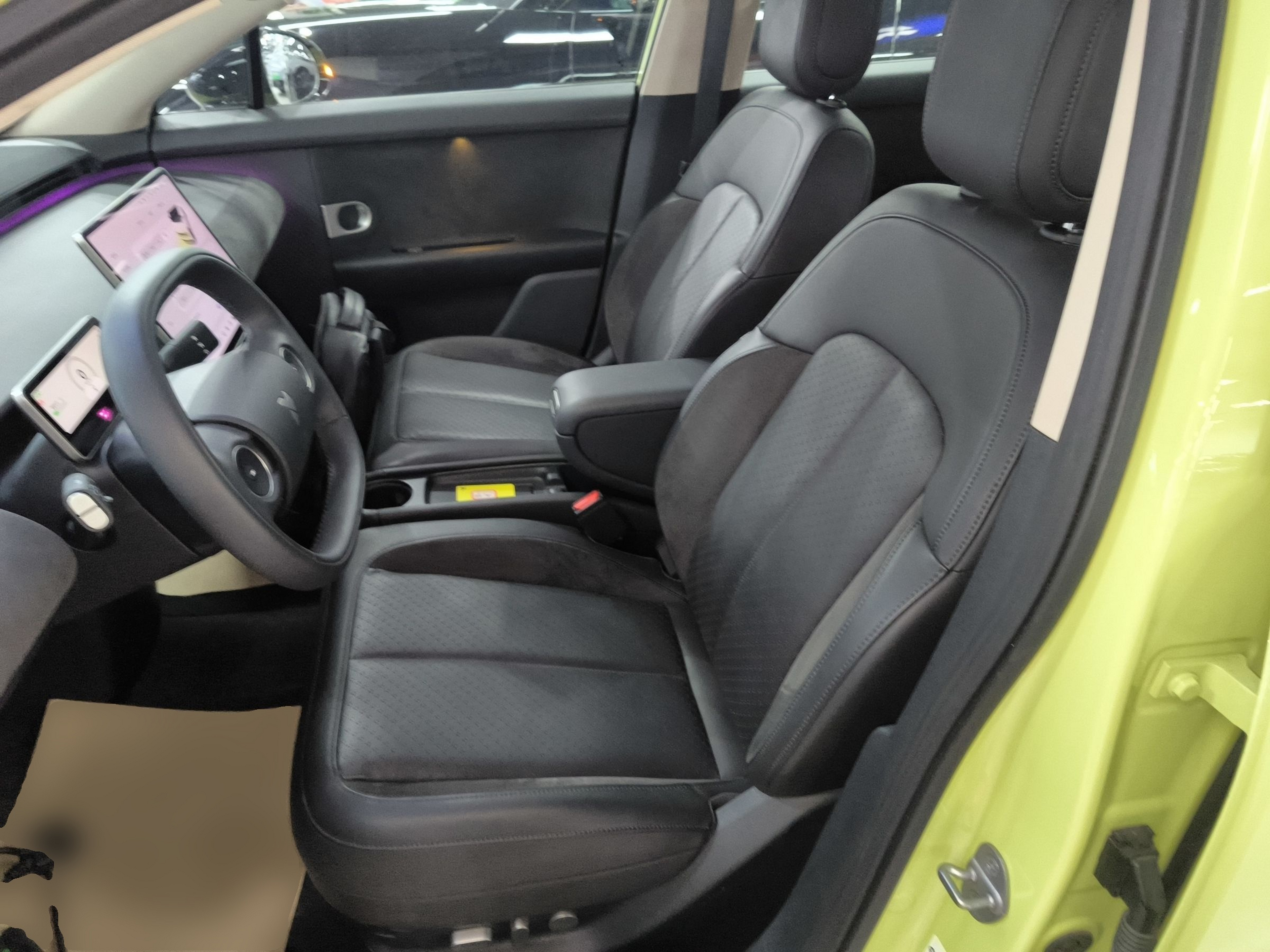 المقاعد الأمامية داخل السيارة