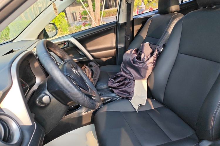 Used Toyota RAV4 2016 2.0L CVT Two-Wheel Drive Comfort Edition China V Standard
