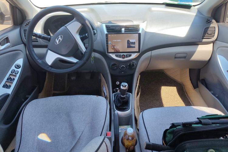 Used Hyundai Verna (older generation) 2010 Sedan 1.4L Manual Comfort GS Center Console