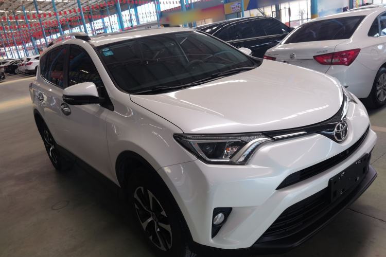 Used Toyota RAV4 2016 2.0L CVT Two-Wheel Drive Fashion Edition China V Standard Front Right 45 Deg
