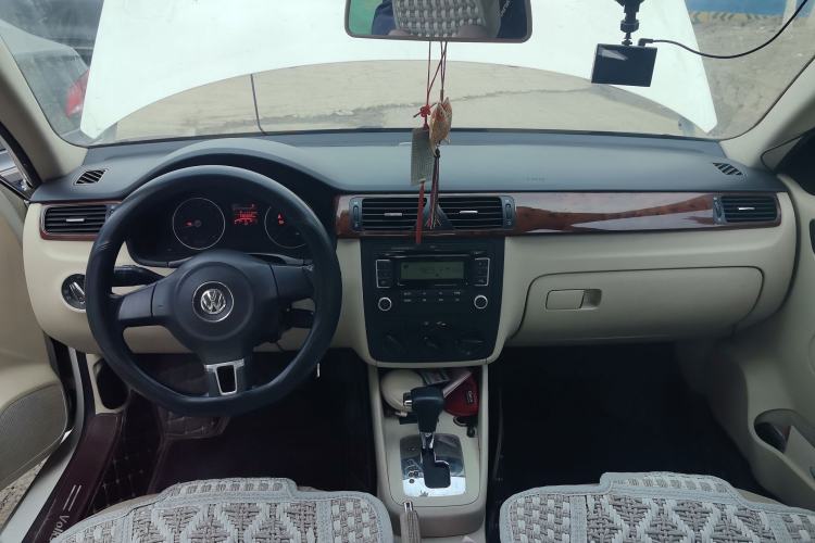 Used Volkswagen Bora 2012 1.6L Automatic Comfort Edition Center Console