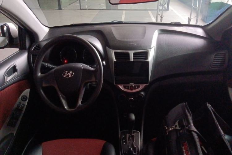 Used Hyundai Verna Ray 2014 1.4L Automatic GLX Center Console