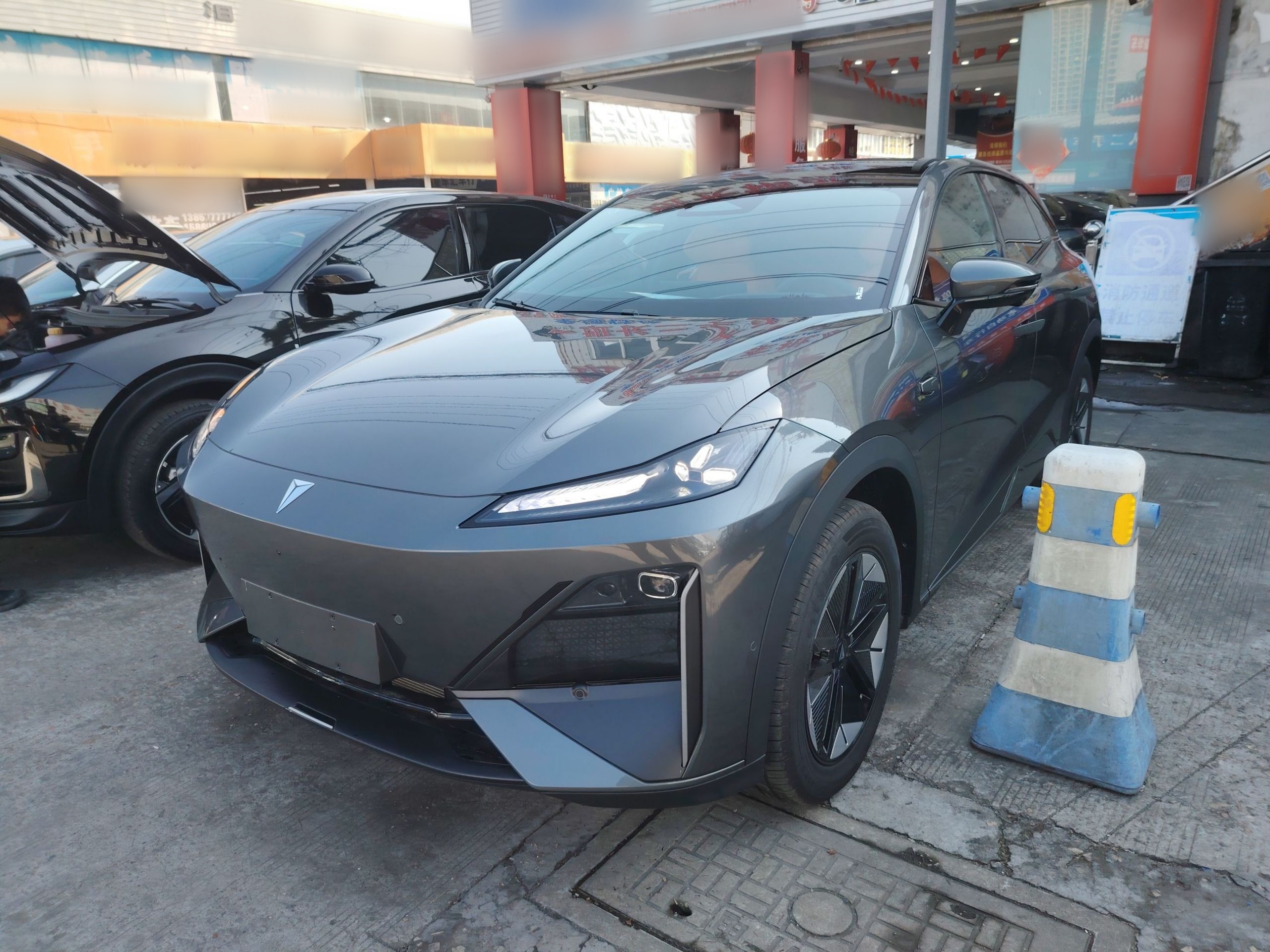 تحت مقدمة السيارة