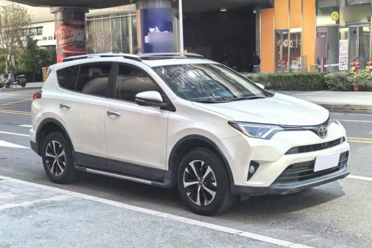 Used Toyota RAV4 2016 2.0L CVT Two-Wheel Drive Fashion Edition China V Standard

