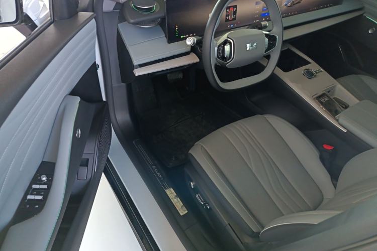 Used Geely Galaxy E8 2024 665 km Range Rear-Drive Starship Long-Range Version
