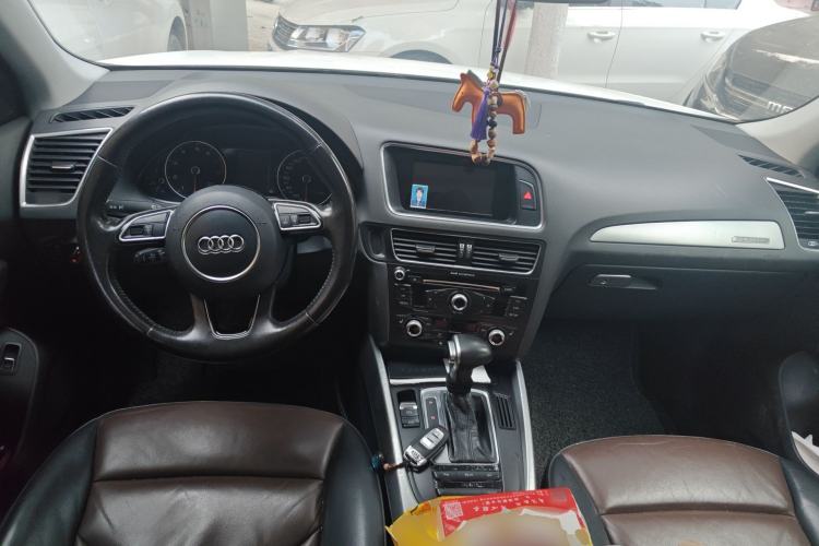 Used Audi Q5 2016 40 TFSI Technology Edition Center Console