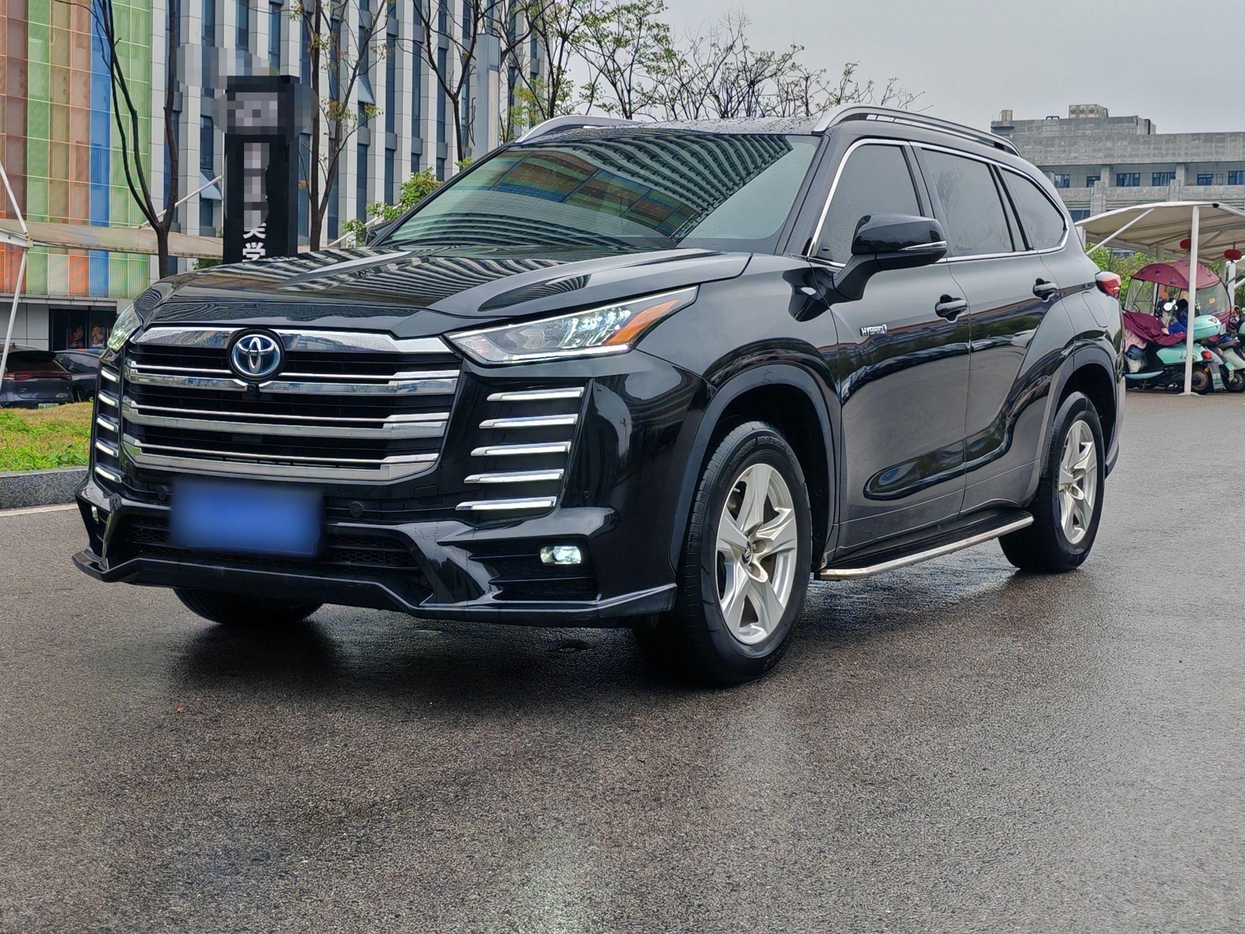 تحت مقدمة السيارة