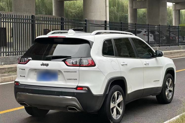 Used Jeep Cherokee 2019 2.0T Four-Wheel Drive Explorer Edition China VI Emission Standard
