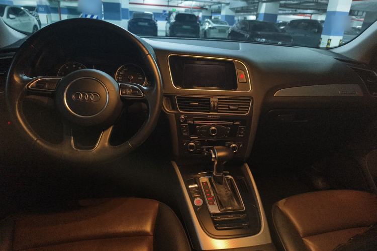 Used Audi Q5 2016 40 TFSI Technology Edition Center Console