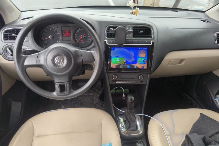 Used Volkswagen Polo 2011 1.6L Automatic ZhiKu Edition Center Console