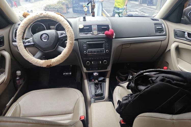 Used Skoda Yeti 2014 1.8TSI DSG Polar Edition Center Console