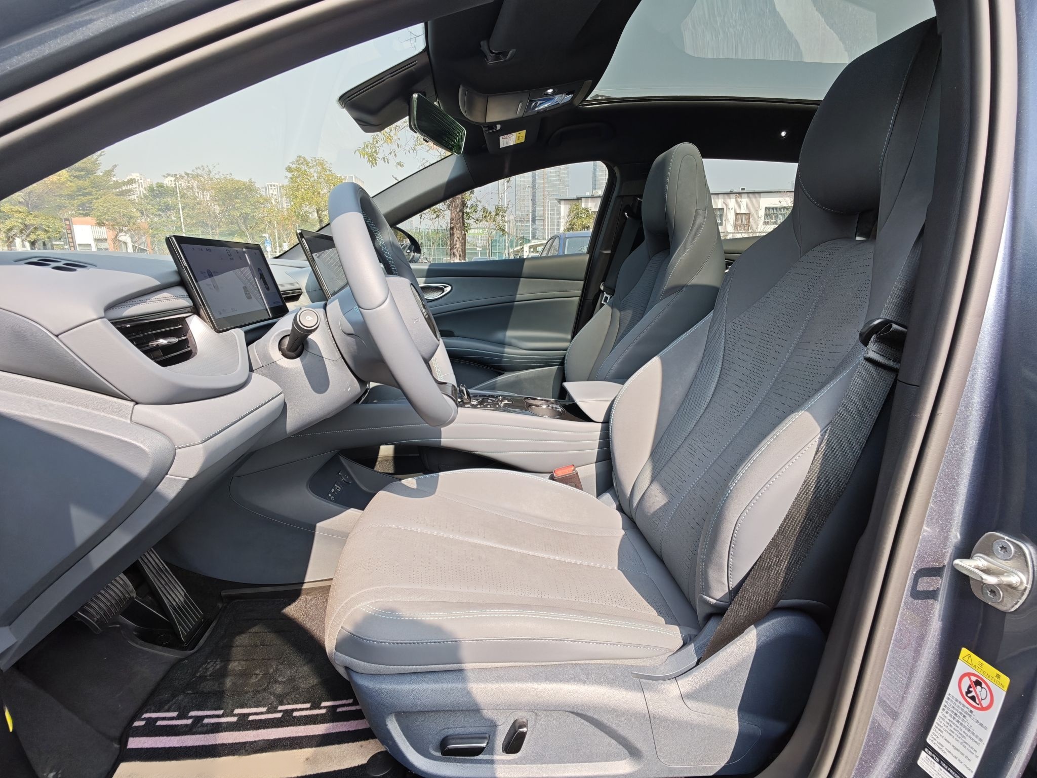 Переднее сиденье в автомобиле