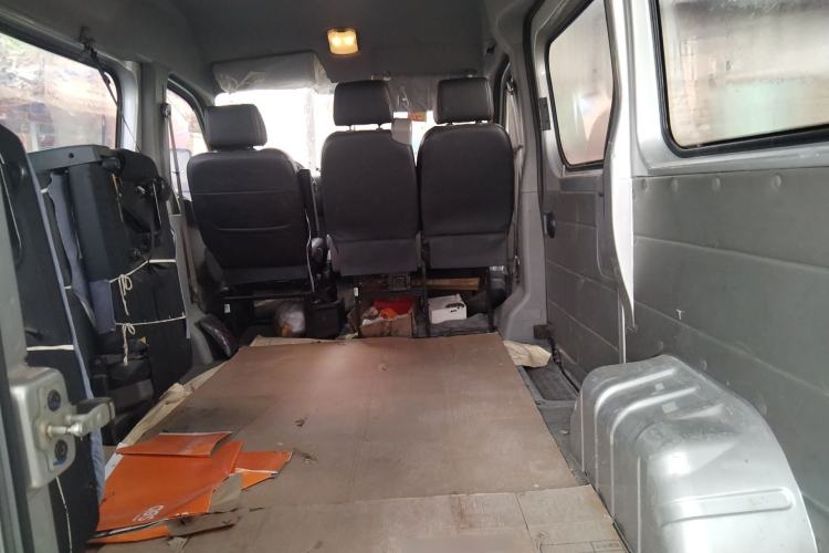 Used Dongfeng Yufeng 2018 2.3TA100 Standard Edition Logistics Vehicle Short Wheelbase Mid-Roof Design 5-9 Seater Powered by WP2.3 Trunk