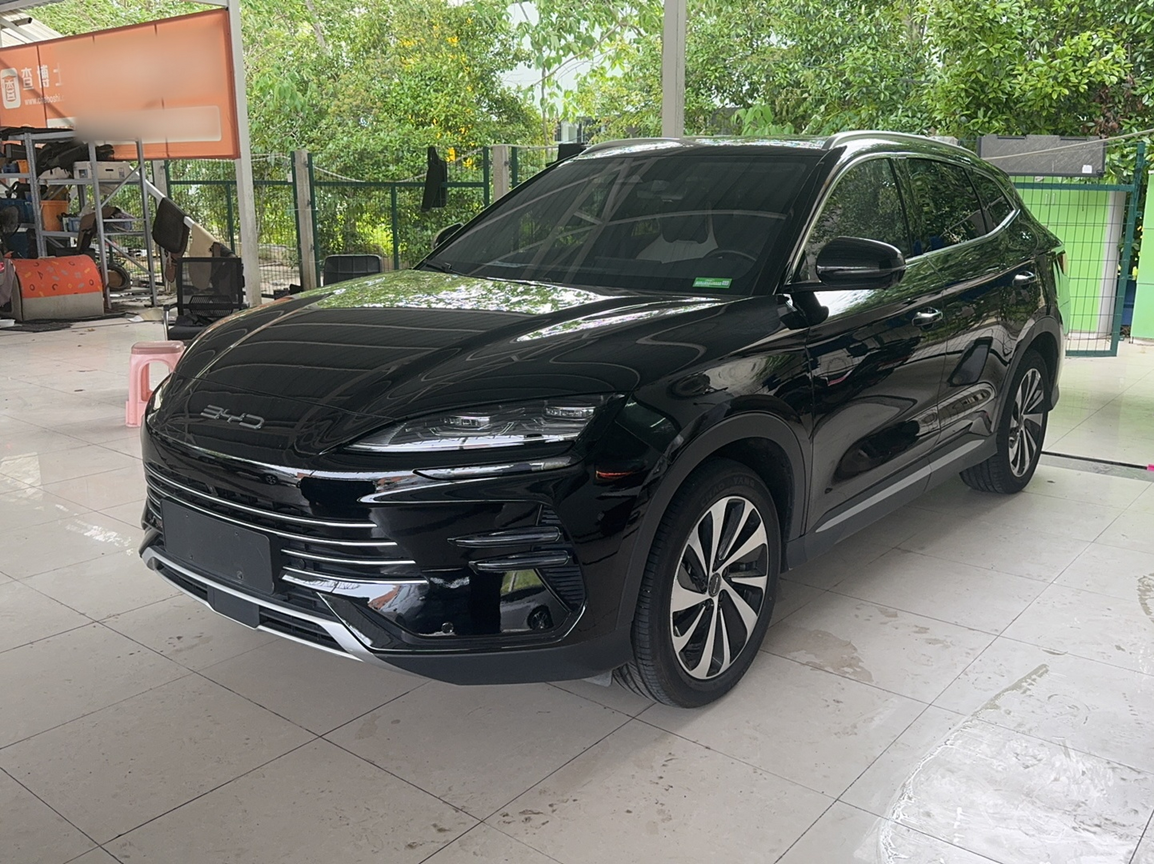 Под передней частью автомобиля