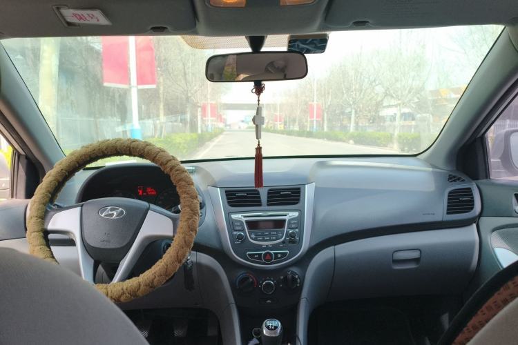 Used Hyundai Verna (older generation) 2010 Sedan 1.4L Manual Comfort GS Center Console