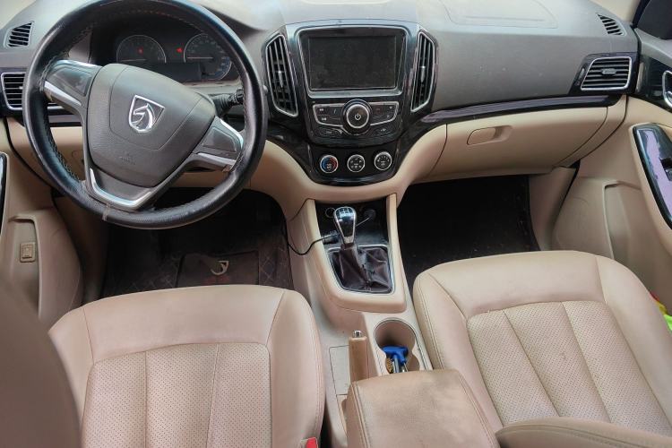 Used Baojun 730 2014 1.5L manual Comfort ESP version 7 seats Center Console