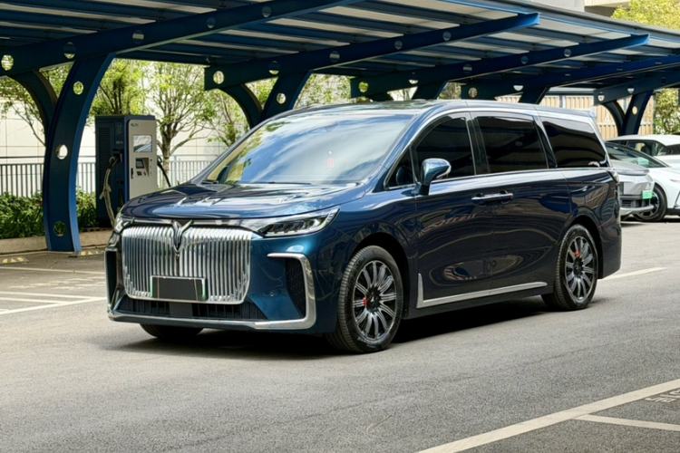 Used VOYAH Dream 2025 EV Four-Wheel Drive Prestige Kunpeng Edition