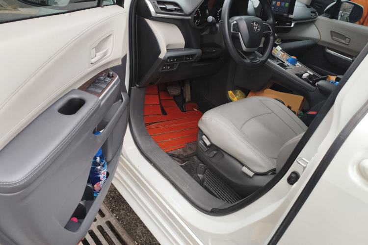 Used Toyota Sienna 2023 2.5L Hybrid Comfort Edition
