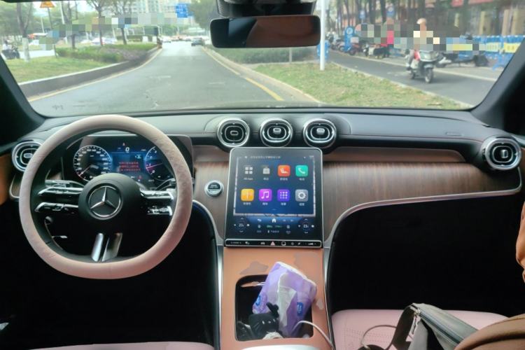 Used Mercedes-Benz GLC 2025 GLC 300 L 4MATIC Dynamic Model 5 Seats Center Console