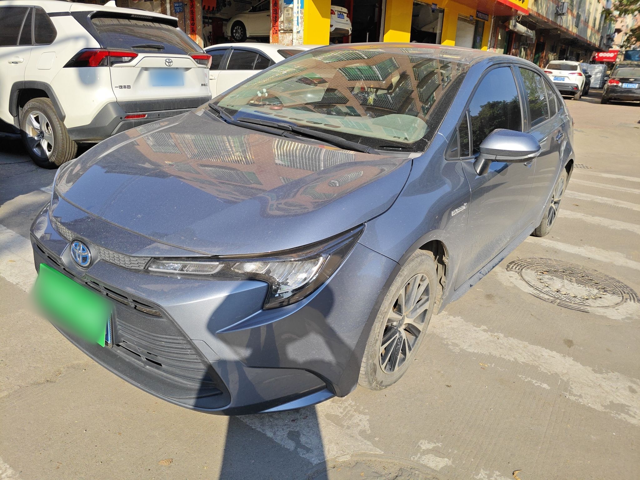 تحت مقدمة السيارة