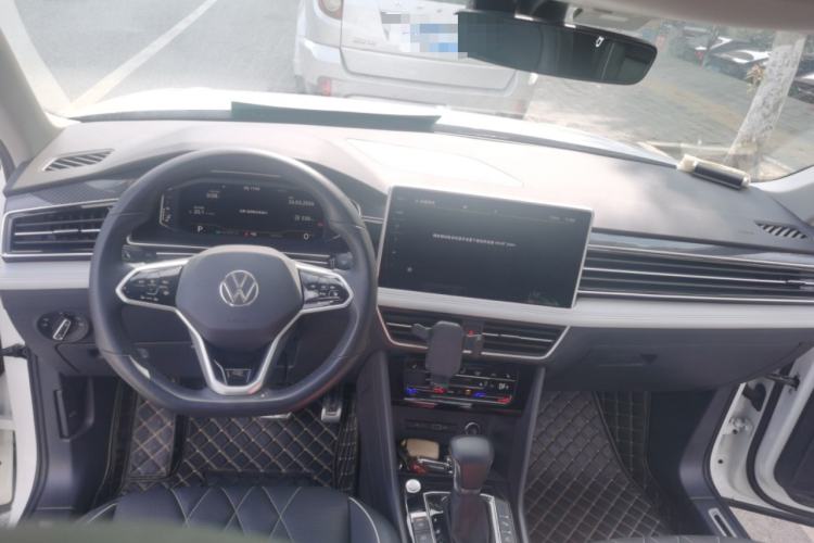 Used Volkswagen Tiguan L 2022 330TSI Automatic Two-Wheel Drive R-Line Enhanced Edition Center Console