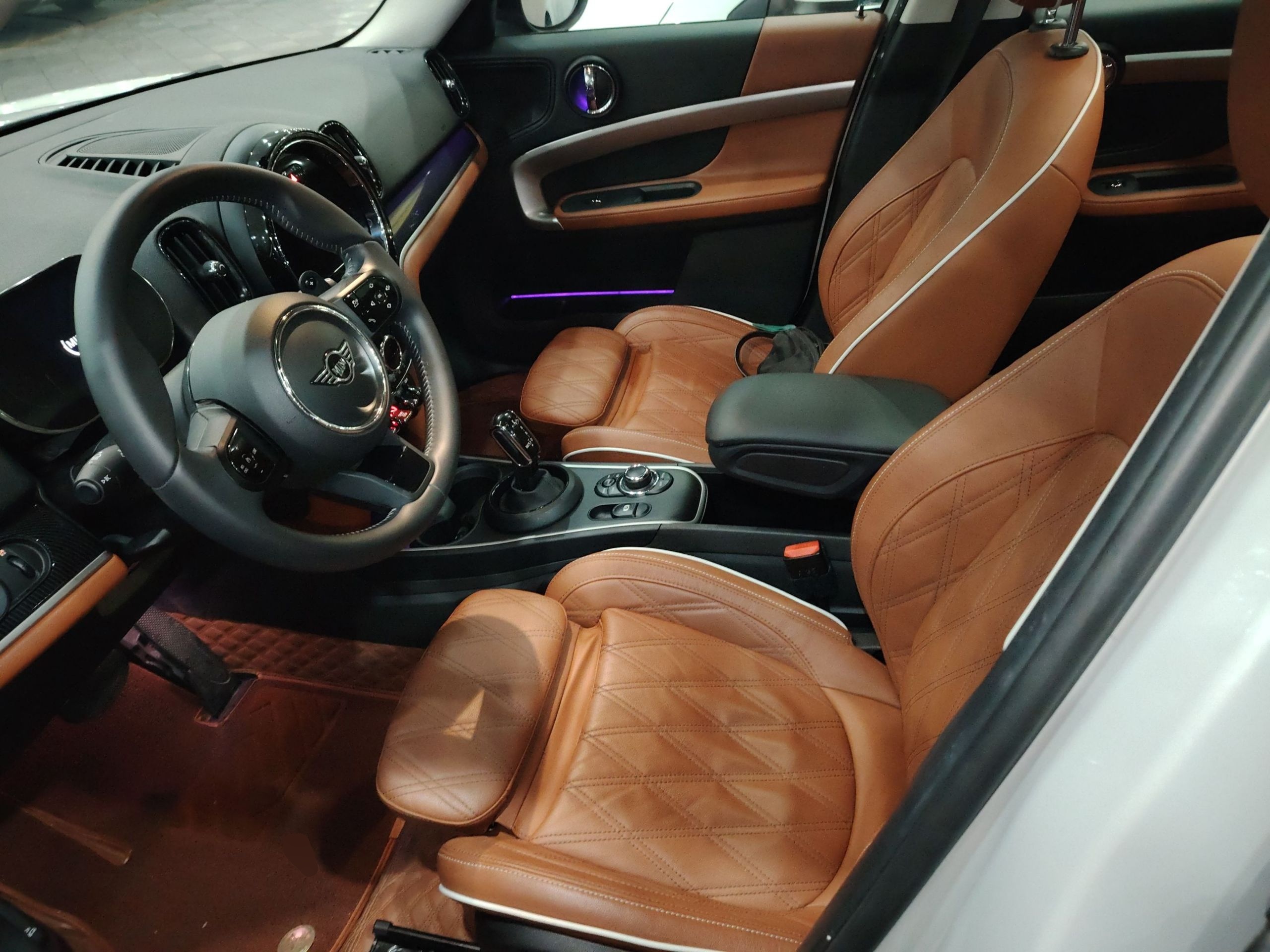 المقاعد الأمامية داخل السيارة