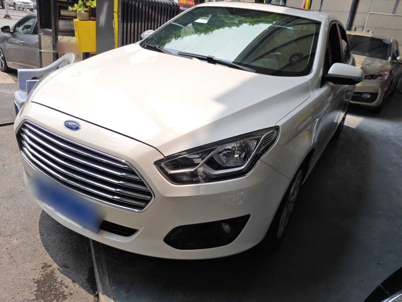 Под передней частью автомобиля