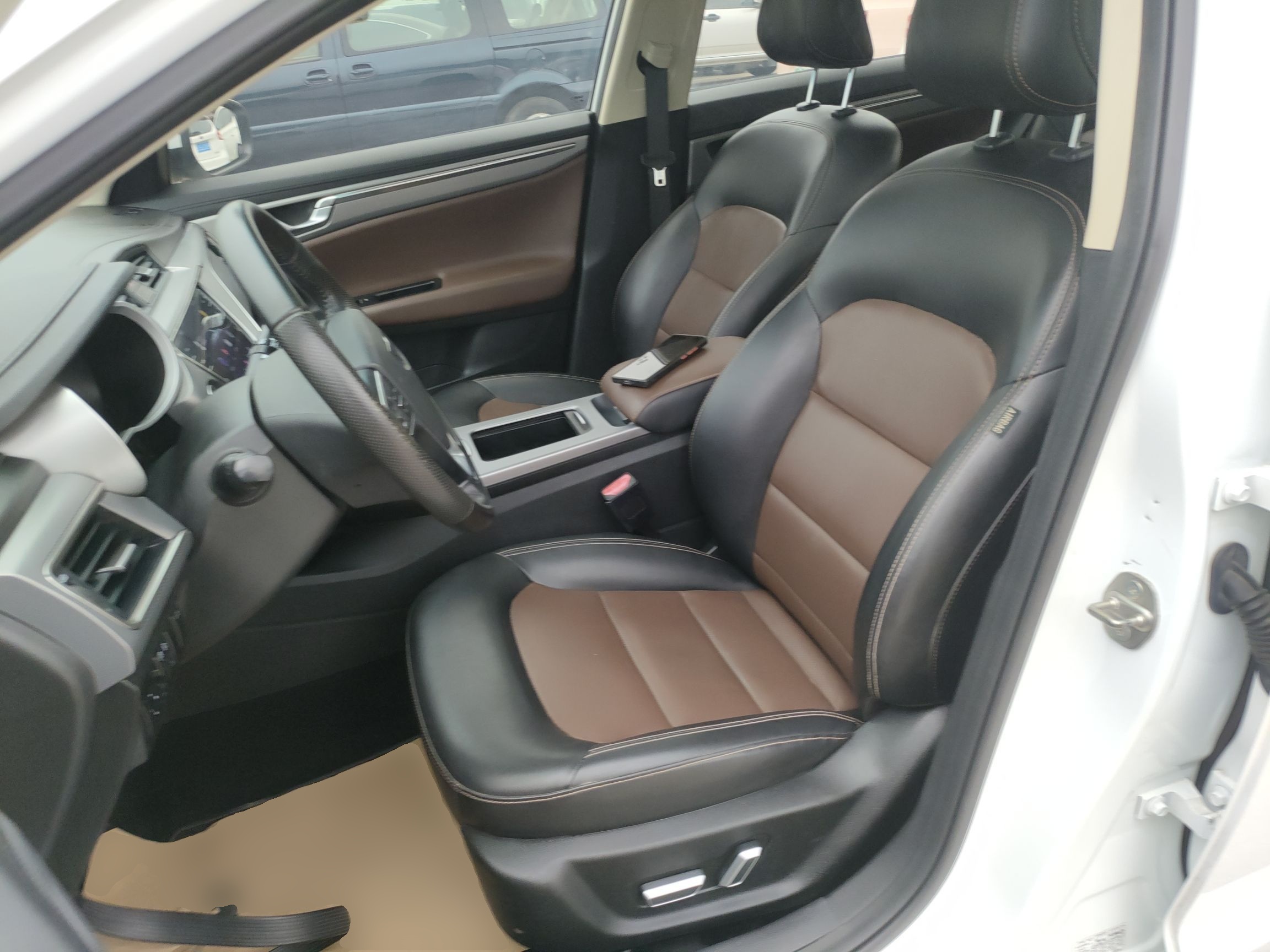 Переднее сиденье в автомобиле