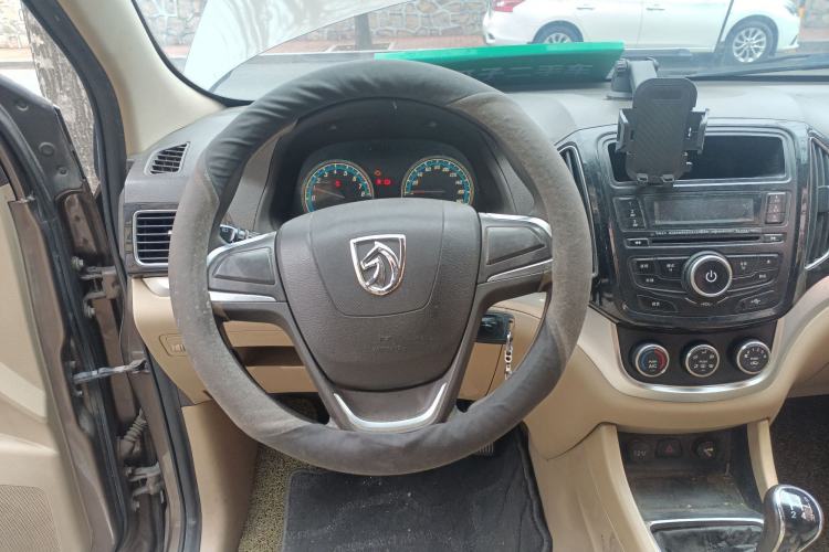 Used Baojun 730 2014 1.5L manual standard trim 7 seats
