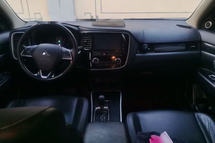 Used Mitsubishi Outlander 2019 2.0L Two-Wheel Drive Comfort Edition 5 Seats China V Standard Center Console