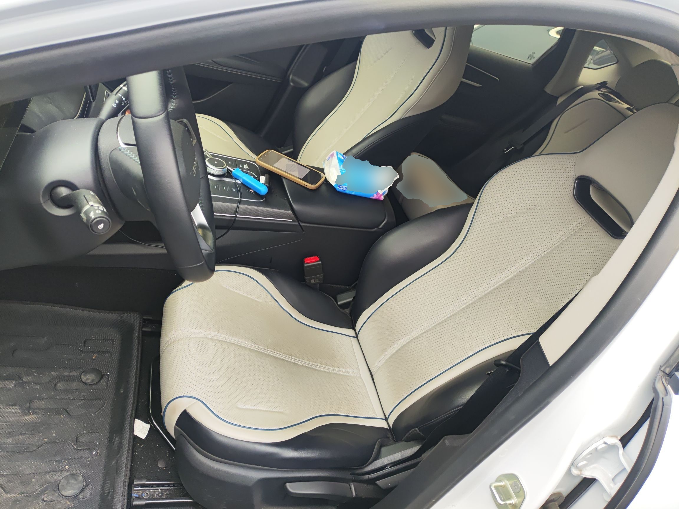 المقاعد الأمامية داخل السيارة