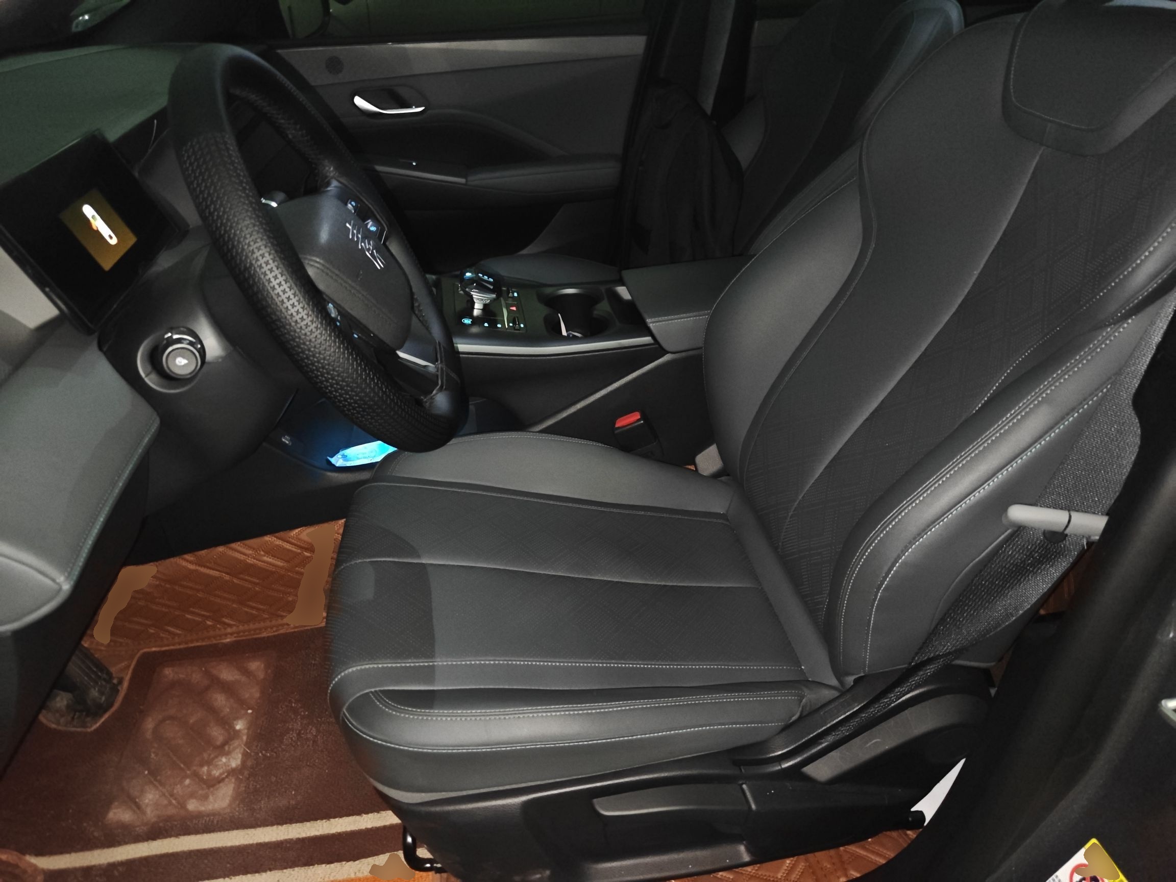 المقاعد الأمامية داخل السيارة