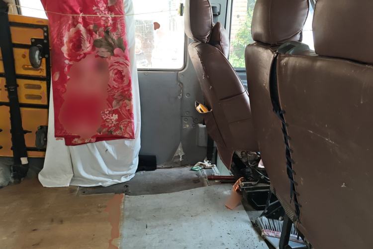 Used Iveco Daily 2020 2.5T A35 Passenger Van Single-Tire Mid-Roof Design 5-9 Seats China V Emission Standard Left Rear Seat