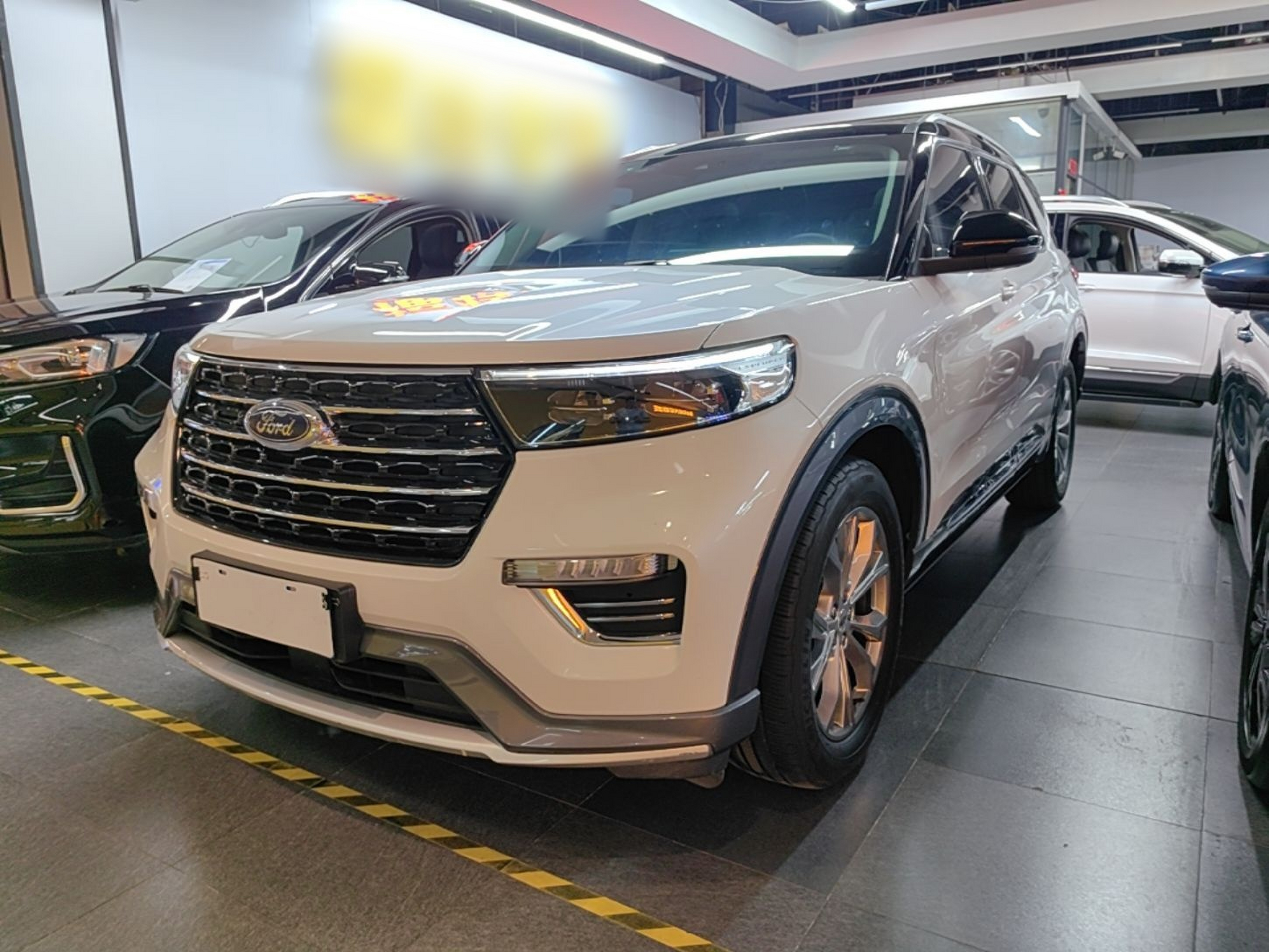 Unter der Vorderseite des Autos