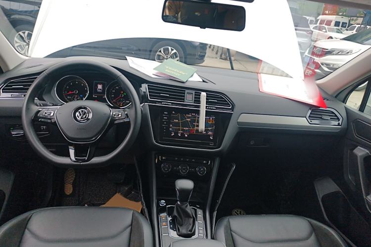 Used Volkswagen Tiguan L 2019 Updated Version 330TSI Automatic Two-Wheel Drive Panoramic Comfort Edition China VI Standard Center Console