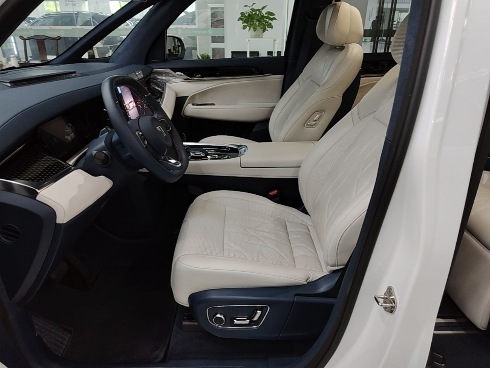 Zeekr 009 2024 7-Seater Walk-Through Version Four-Wheel Drive 108 kWh — снимка 17
