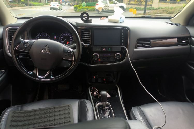 Used Mitsubishi Outlander 2019 2.0L Two-Wheel Drive Comfort Edition 5 Seats China V Standard Center Console