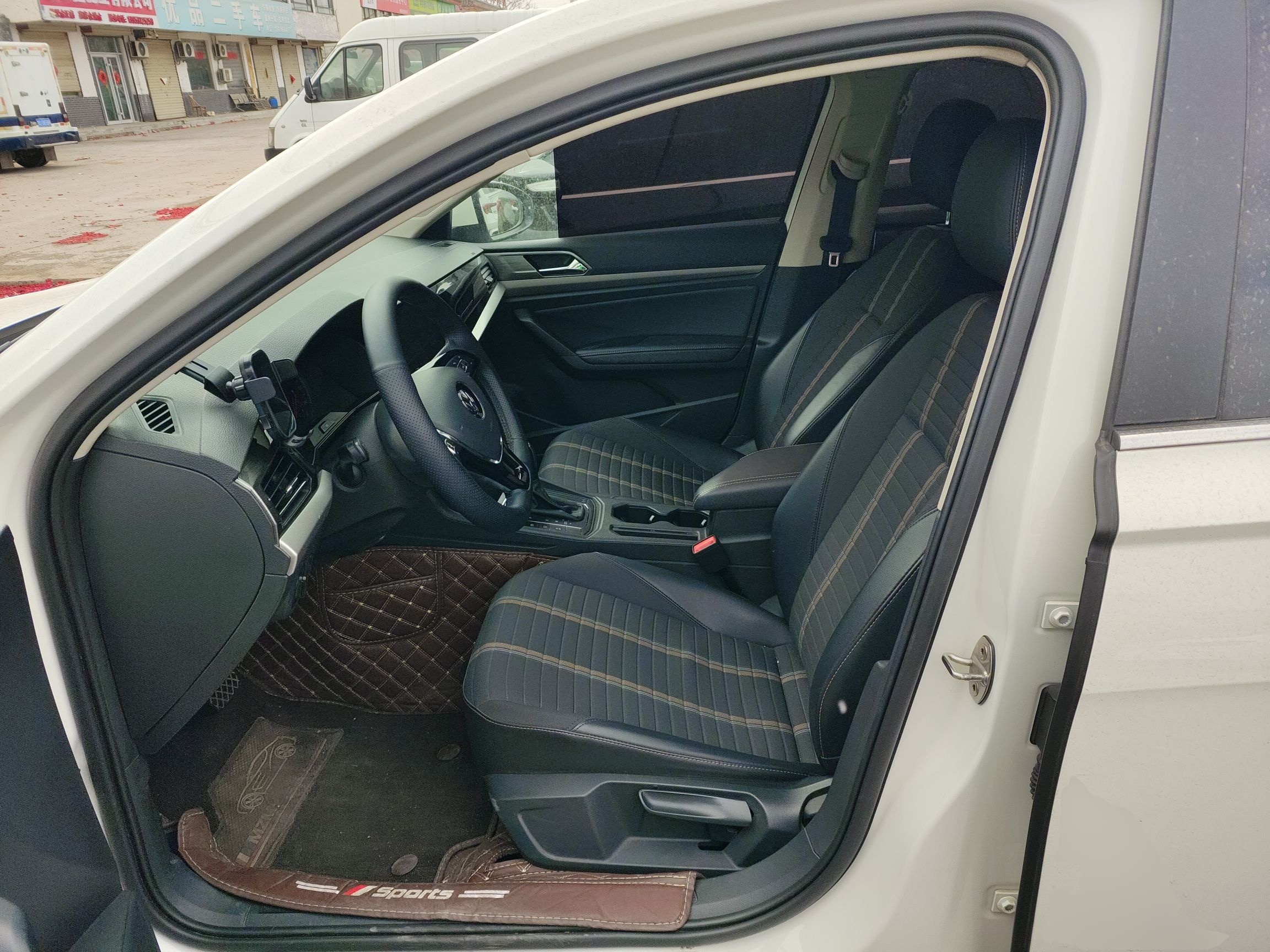 Переднее сиденье в автомобиле