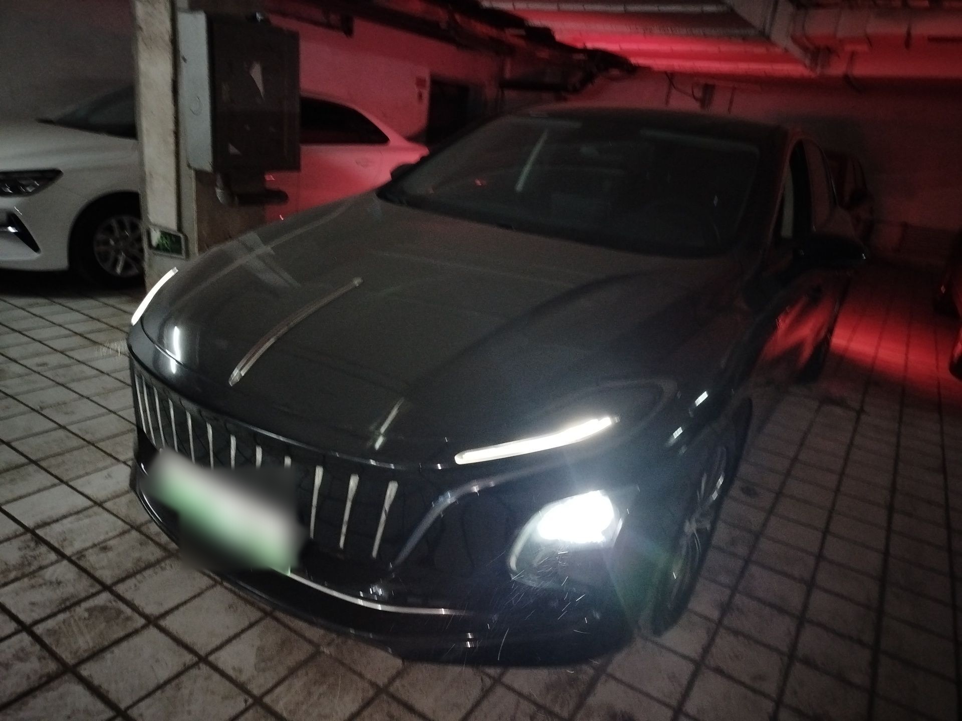 تحت مقدمة السيارة