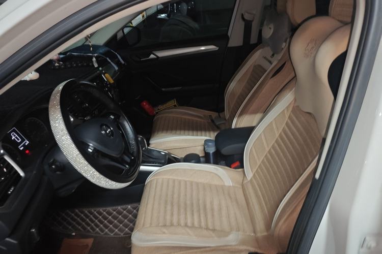 Used Volkswagen T-ROC 2019 230TSI DSG Two-Wheel-Drive Advanced Version China VI Standard Left Front Seat