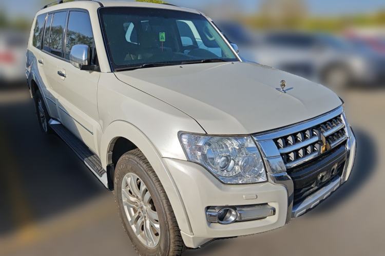 Used Mitsubishi Pajero  Front Right 45 Deg