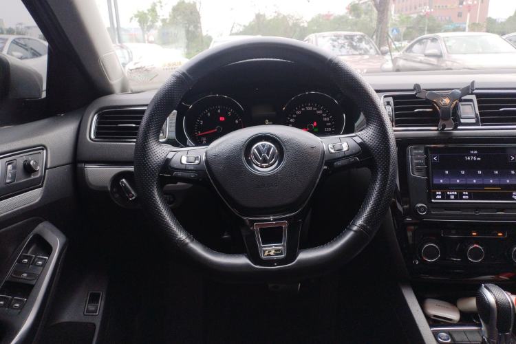 Used Volkswagen Sagitar 2015 230TSI Automatic Comfort Version Steering Wheel