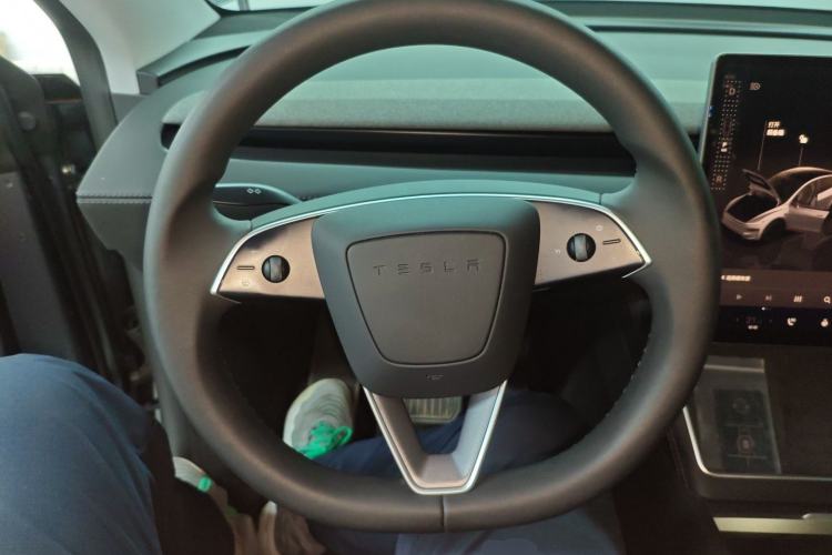 Used Tesla Model Y 2025 Long-Range All-Wheel-Drive Version
