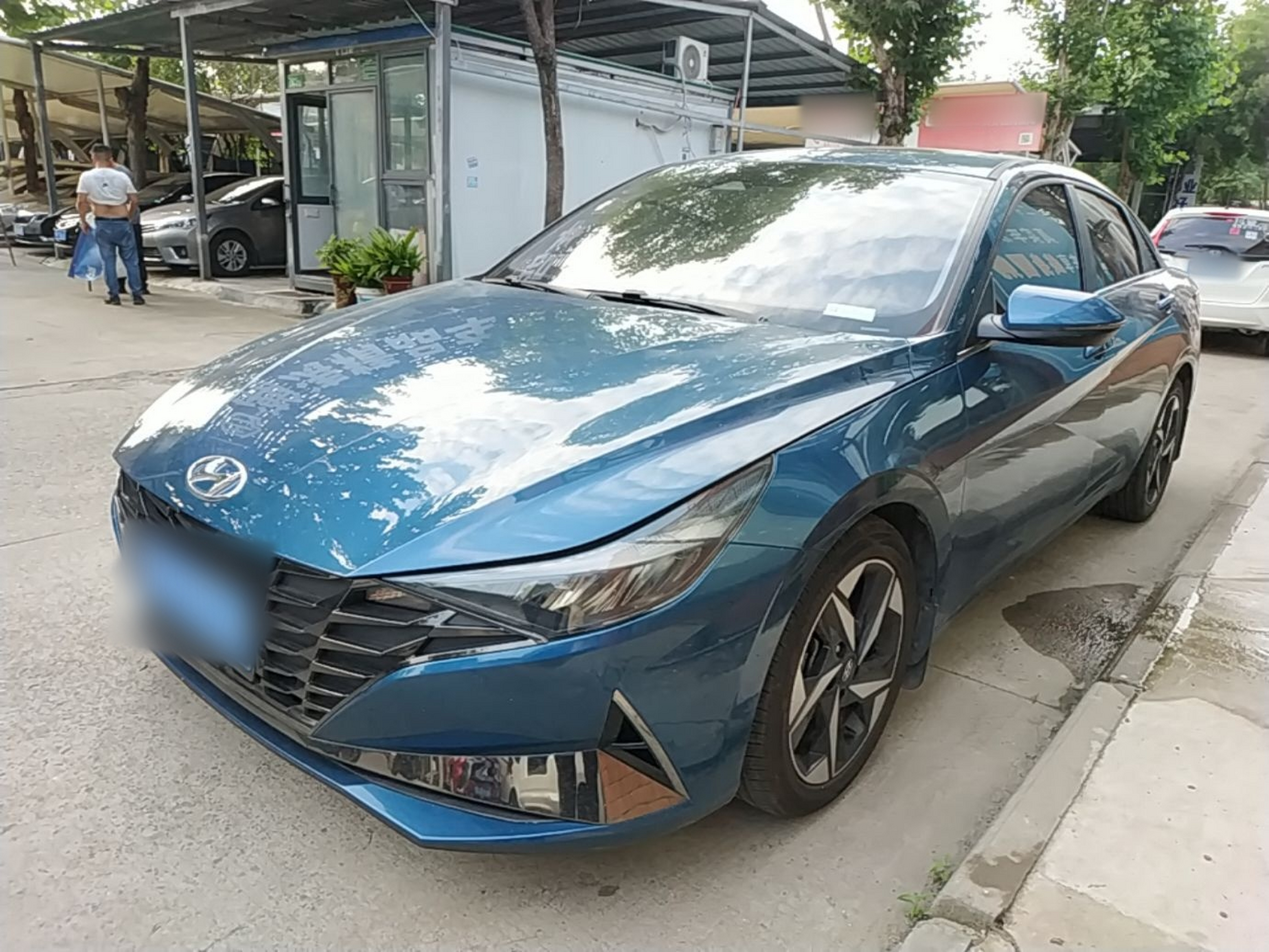 Под передней частью автомобиля