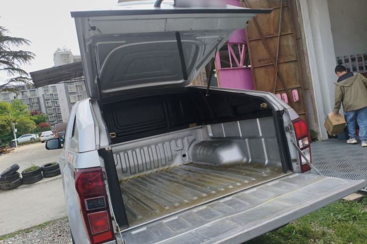 Used Isuzu D-MAX 2015 2.5T Two-Wheel Drive Automatic High-Performance Elite Version 4JK1 Trunk