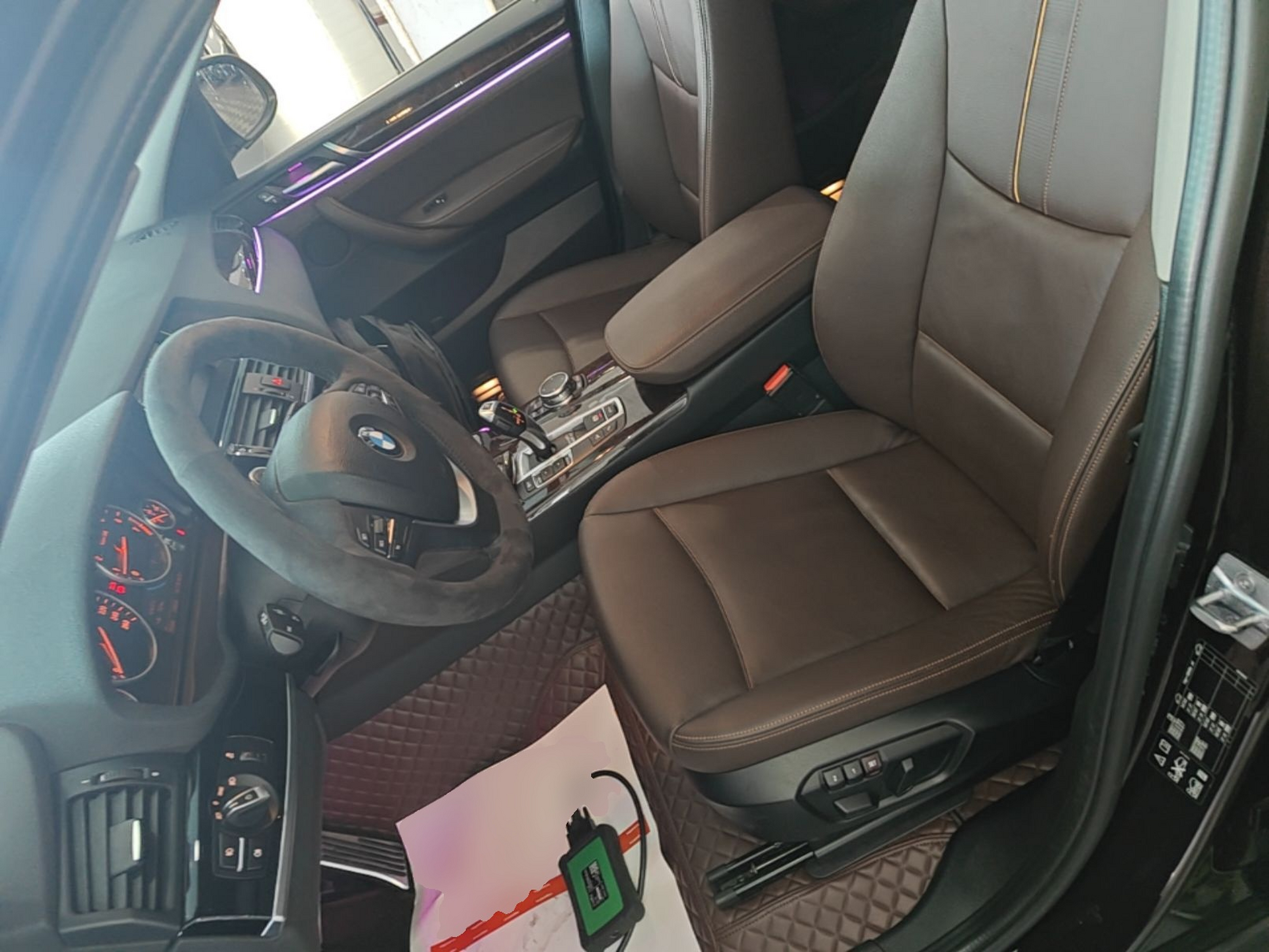 المقاعد الأمامية داخل السيارة