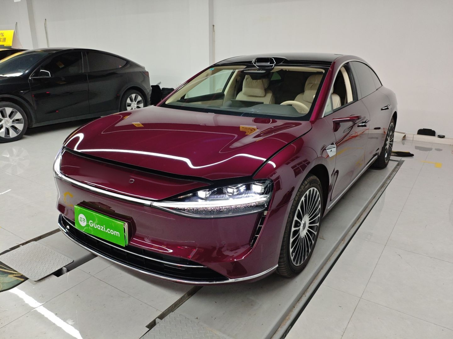 تحت مقدمة السيارة