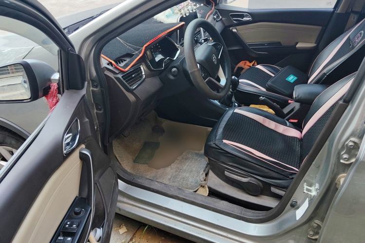 Used Baojun 310W 2017 1.5L Manual Fashion Model China V Driver Seat